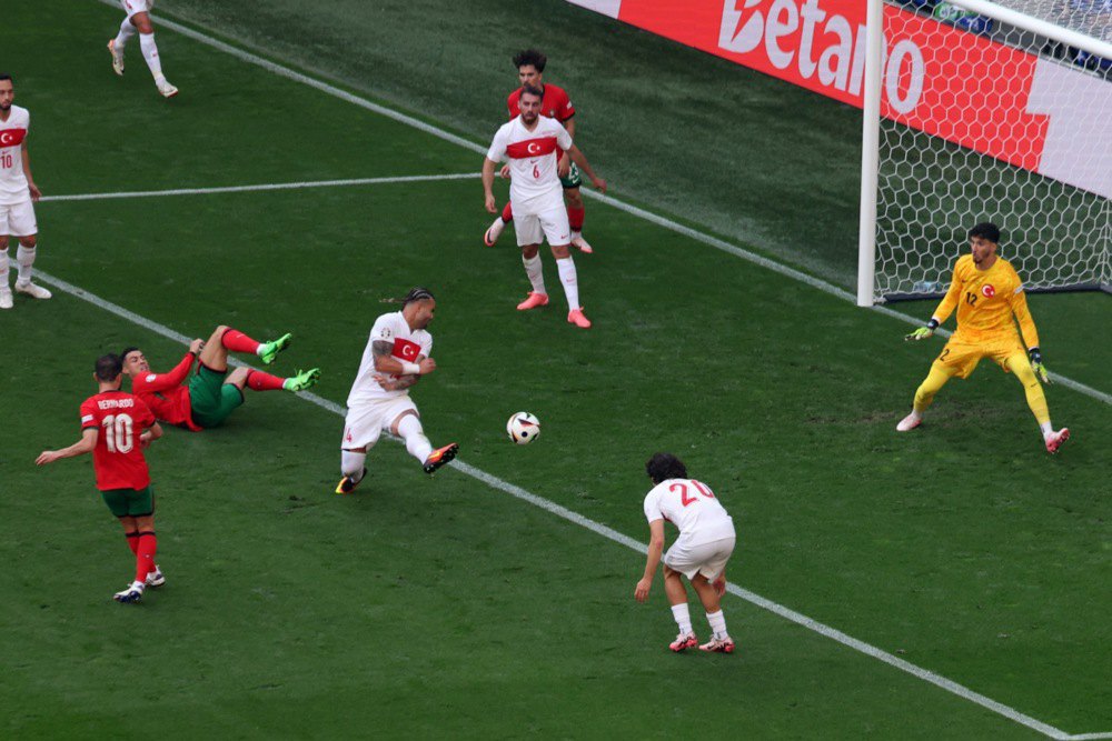 Бернарду Сілва з Португалії (ліворуч) забиває гол під час футбольного матчу групи F Євро-2024 між Туреччиною та Португалією в Дортмунді, Німеччина.