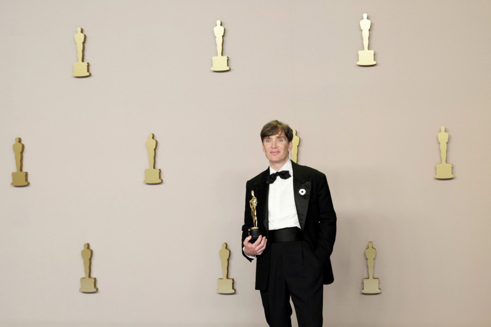 Кілліан Мерфі, володар нагороди за найкращу чоловічу роль у фільмі «Оппенгеймер», позує зі своїм «Оскаром» під час 96-ї щорічної церемонії вручення премії в Лос-Анджелесі, 10 березня 2024 р.