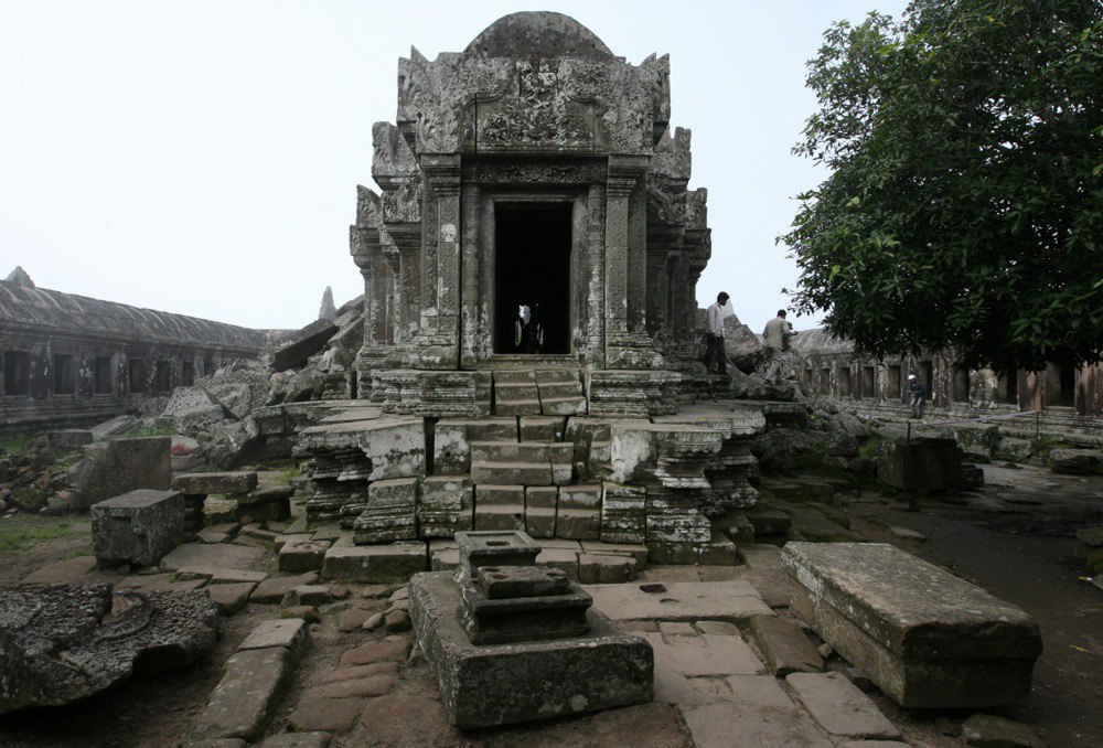 Індуїстський храм XI століття Преахвіхеа.