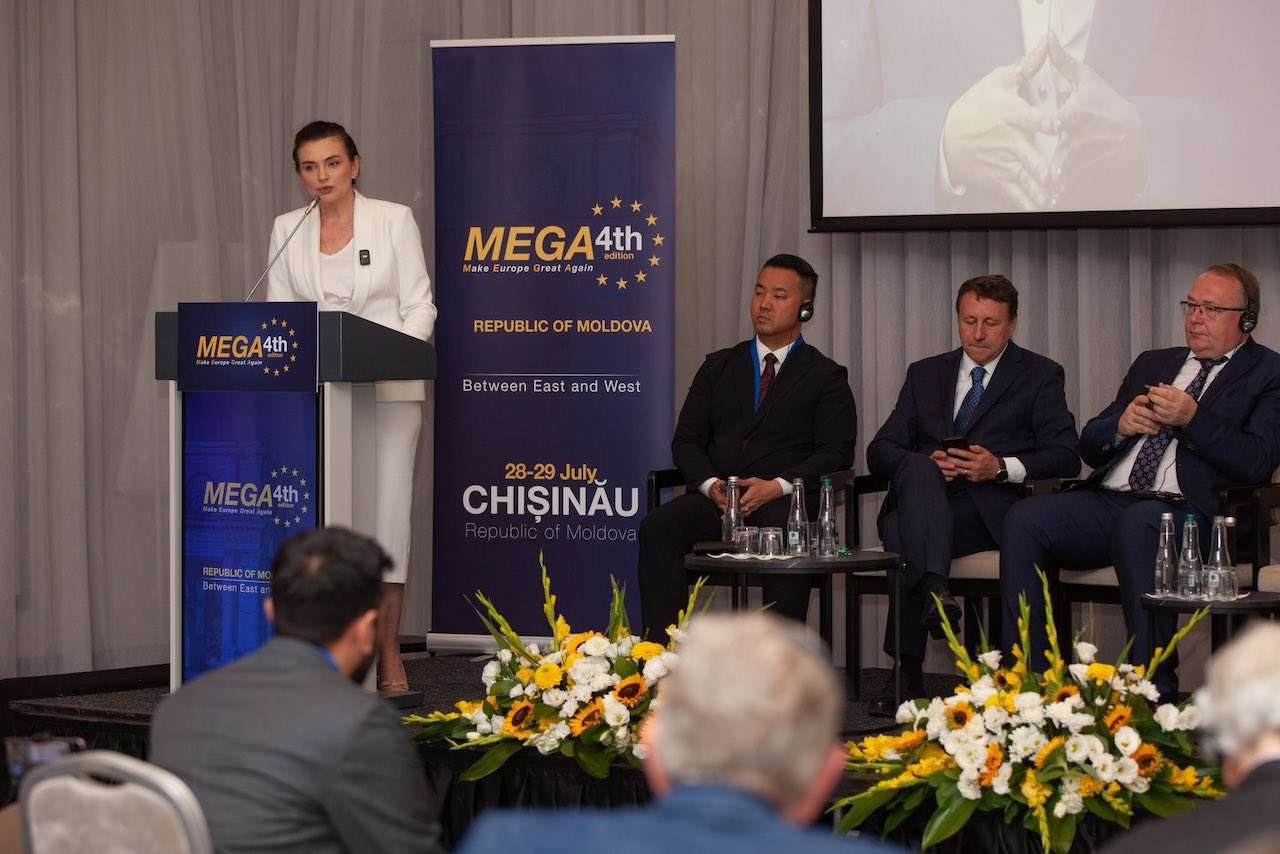 Ліворуч Вікторія Фуртуне, другий праворуч Ігор Мунтяну під час конференції <i>Make Europe Great Again (MEGA)</i> в Кишиневі