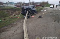 В селе под Харьковом автомобиль напоролся на отбойник, погиб один из пассажиров