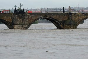 В Венгрии эвакуируют сотни человек из-за угрозы потопа