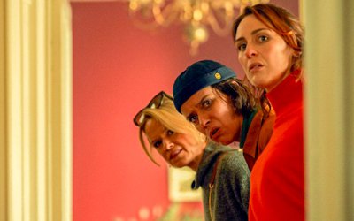 Повернення «Клініки», чорні комедії, розслідування МІ-5: сім серіалів лютого 