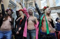 Активисток FEMEN задержали и увезли в автозаке