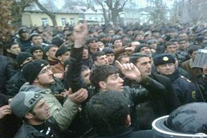 Участники беспорядков на севере Азербайджана перешли к поджогам