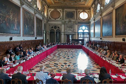 Венеційська комісія підтримала відмову Конституційного суду приводити до присяги призначених Зеленським суддів