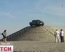 Днепропетровец застрял на внедорожнике на пирамиде 