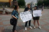 Рівненський суд визнав винною в адмінпорушенні 16-річну дівчину, яка стояла з плакатом за імпічмент Зеленського