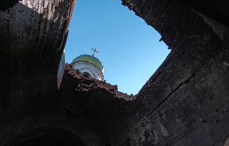 У церкві частково зруйнований дах.