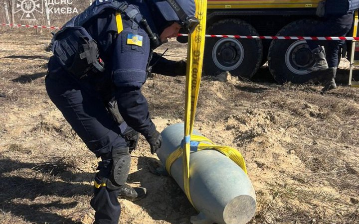 У Києві сапери ДСНС вилучили бойову частину російської ракети "Х-101"