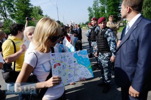 Под забором "Межигорья" журналистов встретил "Беркут"