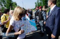 Под забором "Межигорья" журналистов встретил "Беркут"