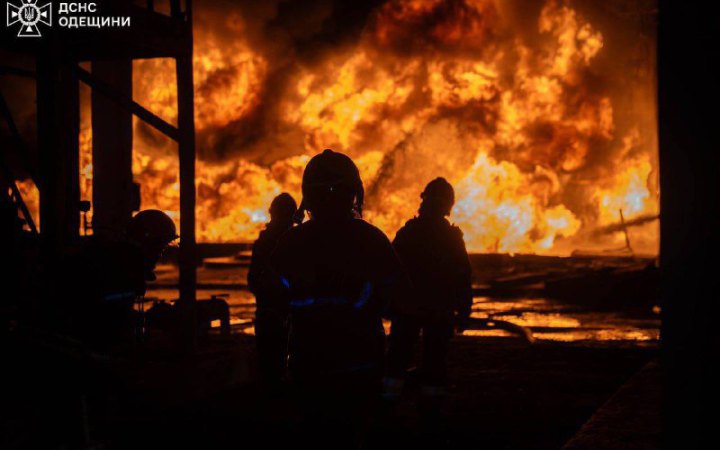 У передмісті Одеси через атаку дронів загорівся об'єкт паливно-енергетичної інфраструктури (доповнено)