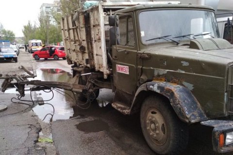 В Запорожье сорвавшийся манипулятор мусоровоза убил мужчину и повредил три авто