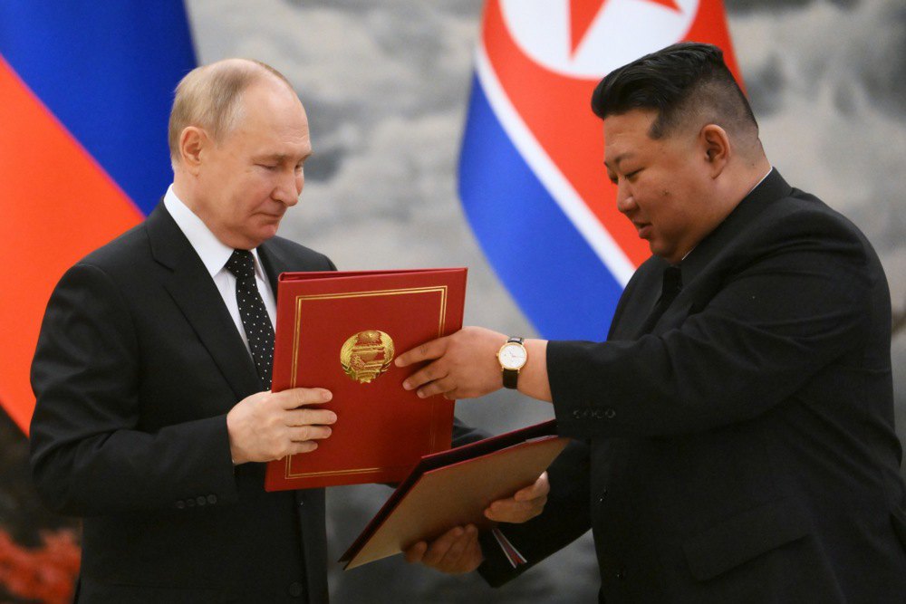 Путін і Кім Чен Ин обмінюються підписаними документами після двосторонніх переговорів у державній резиденції Кумсусан у Пхеньяні, 19 червня 2024 року