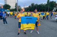 У Бухаресті українських уболівальників з прапором "Крим - це Україна" не пустили на матч з Австрією