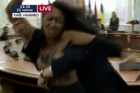 Активістка FEMEN оголила груди перед Порошенком і Лукашенком: суд виніс рішення