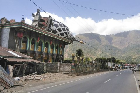 Число жертв землетрясения в Индонезии превысило 550
