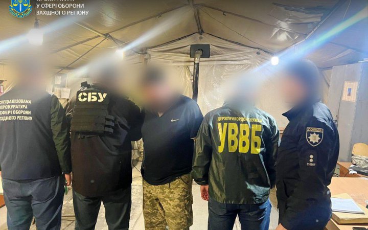 На Львівщині керівник АТП "працевлаштовував" водіїв-міжнародників і переправляв їх за кордон