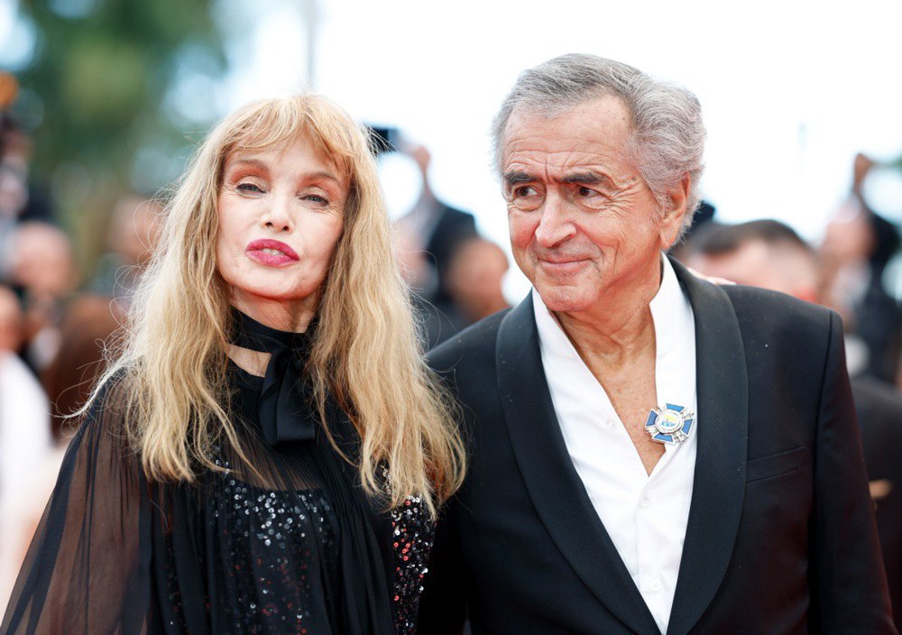 Аріель Домбаль і Бернар-Анрі Леві на церемонії відкриття 78-го Каннського кінофестивалю, 13 травня 2025 р.