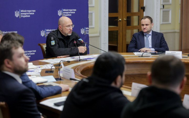 Шмигаль: у Києві понад 280 бригад працюють над відновленням електрики та теплопостачання 