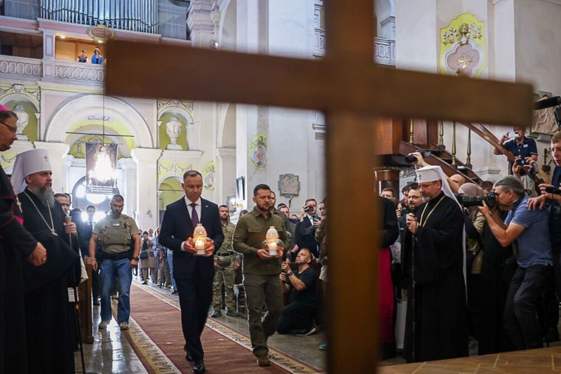 Президент Польщі Анджей Дуда і президент України Володимир Зеленський під час відвідин Кафедрального костелу святих Петра та Павла, вшанування пам'яті жертв Другої світової війни й 80-х роковин Волинської трагедії, Луцьк, 9 липня 2023 року. 