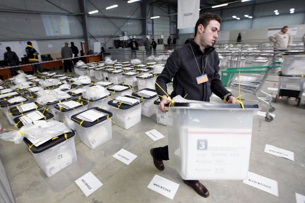 У центрі підрахунку голосів під час виборів у Приштині, Косово, 13 грудня 2010 року