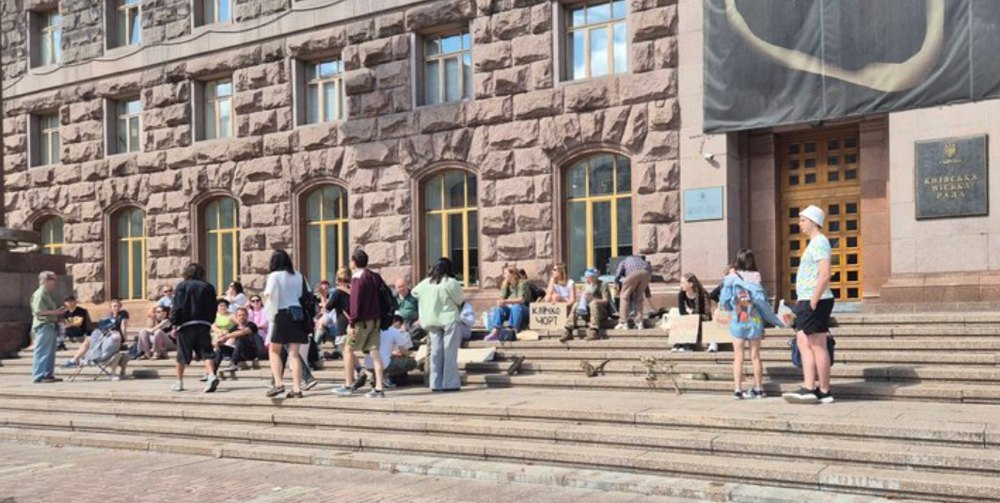 Протест під стінами КМДА у неділю 9 серпня через вирубку дерев на Теремках.