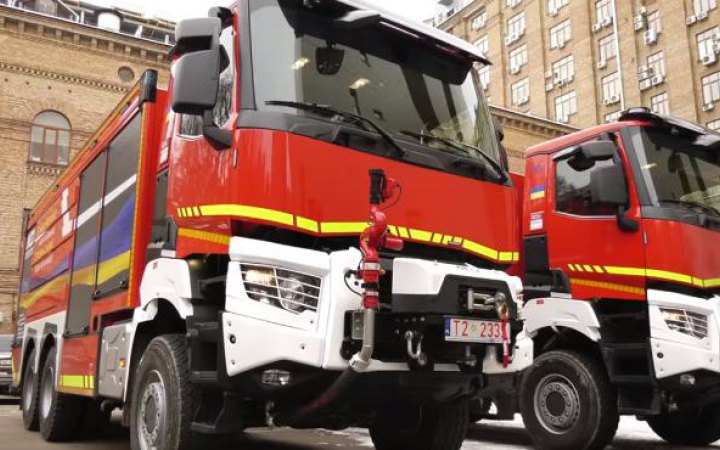 Київ передав Харкову два пожежних авто від іноземних партнерів