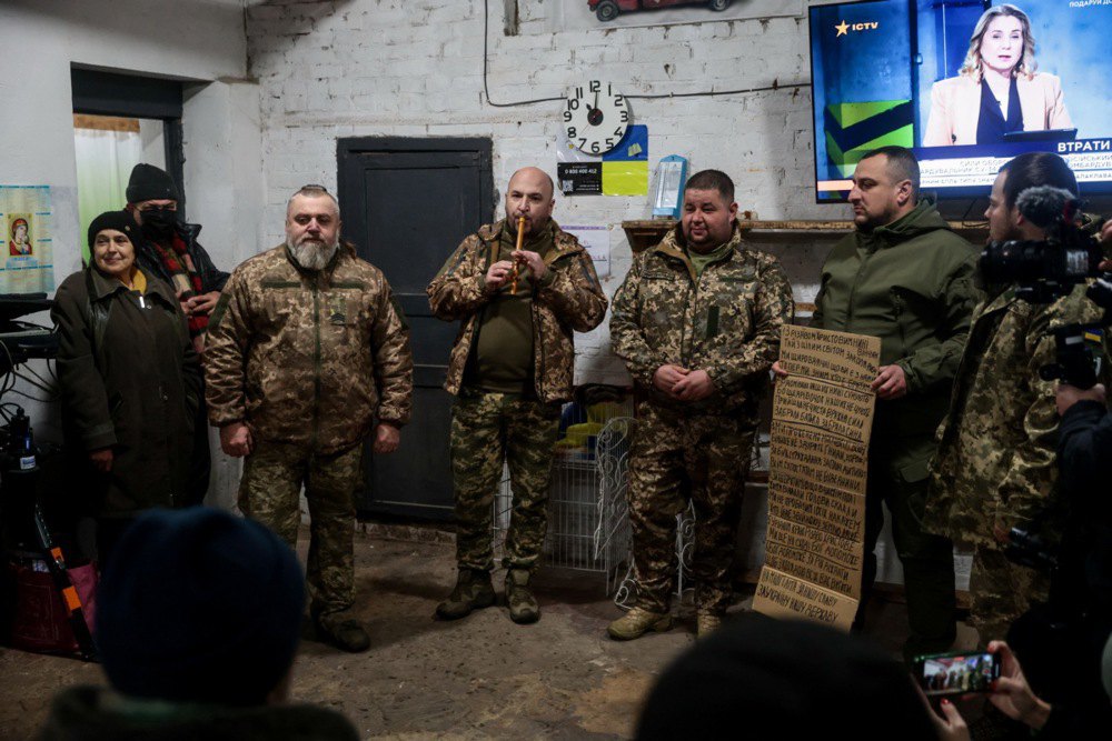 Військовослужбовці ЗСУ колядують у бомбосховищі в Гуляйполі Запорізької області, 25 грудня 2023 року.