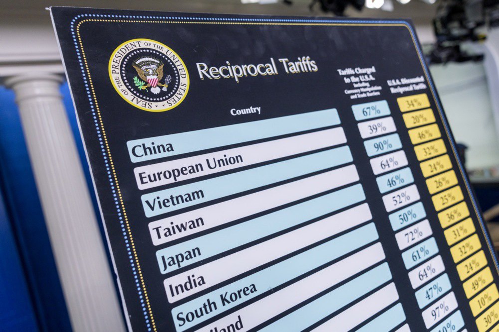 Перелік тарифів по країнах, які оголосив Трамп на «День визволення», на комп'ютері під час прес-конференцій у Білому домі у Вашингтоні, 3 квітня 2025 р.