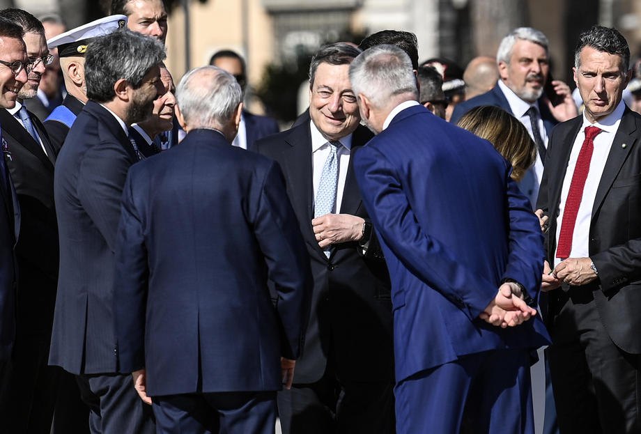 Зліва направо: президент нижньої палати Роберто Фіко, голова Конституційного суду Італії, Джуліано Амаро, прем’єр-міністр Маріо Драгі та міністр оборони Лоренцо Геріні під час святкування Дня Республіки в Римі, 2 червня 2022 р