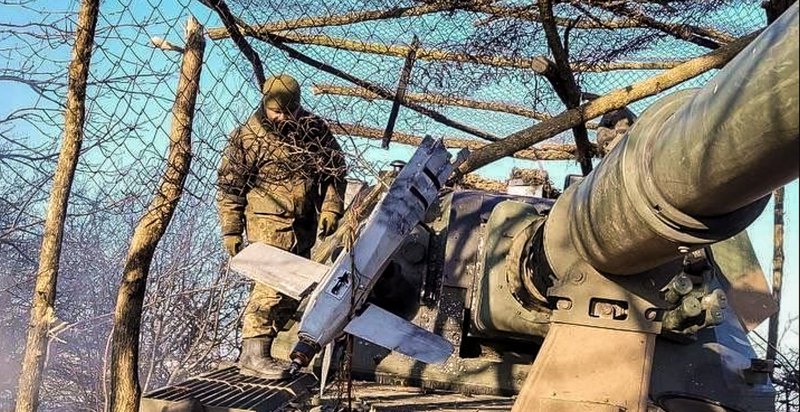 Російський баражувальний боєприпас «Ланцет» застряг у металевій сітці над установкою <i>Krab</i> українських військових, січень 2023. 