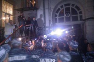 При штурме отдела милиции, в котором держат Маркова, пострадали журналисты