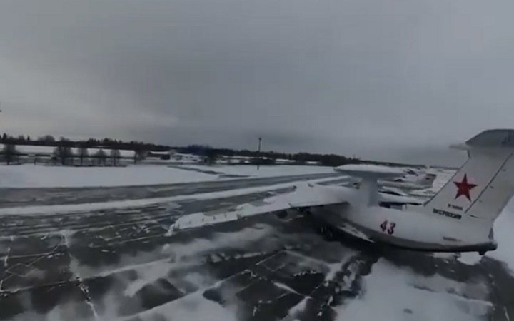 LB.ua отримало відео підриву російського літака на аеродромі Мачулищі