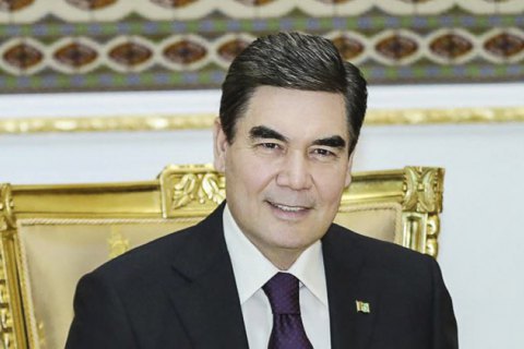 Парламент Туркменистана наградил президента Бердымухамедова медалью "Отважный туркмен"