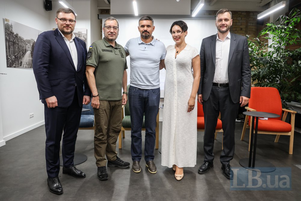 Group photo of speakers after discussion