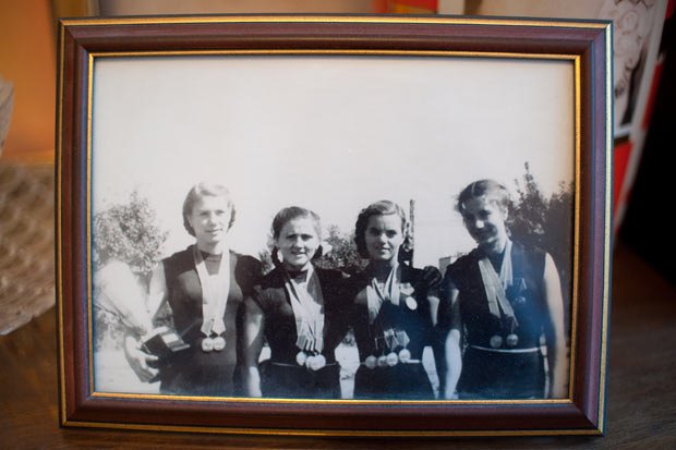Всемирный фестиваль молодежи и студентов в Бухаресте, 1953 год: крайняя слева - совсем юная будущая легенда мировой гимнастики
Лариса Латынина, Нина Бочарова - вторая справа