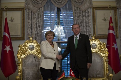 Меркель заявила о свободе искусства после жалобы Эрдогана на телеведущего