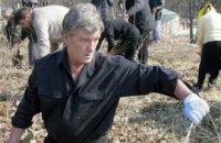 Ющенко по ночам чинит забор в Безрадичах