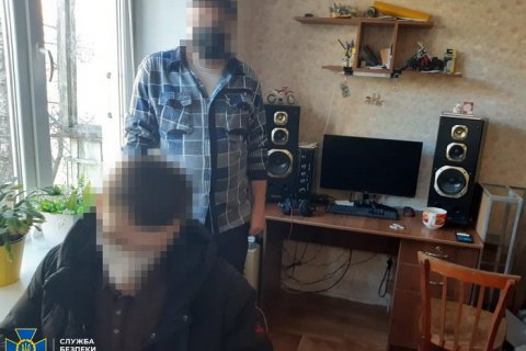 ​В Черкасской области хакер за деньги помогал прослушивать телефоны и читать сообщения
