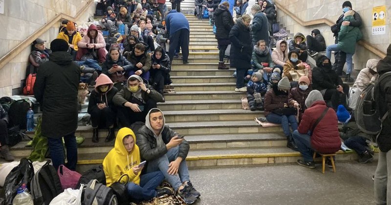 Кияни в метро під час повітряної тривоги