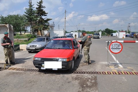 Женщина умышленно наехала на пограничника в КПВВ "Новотроицкое"