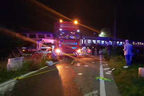 В Италии при столкновении поезда с грузовиком погибли два человека