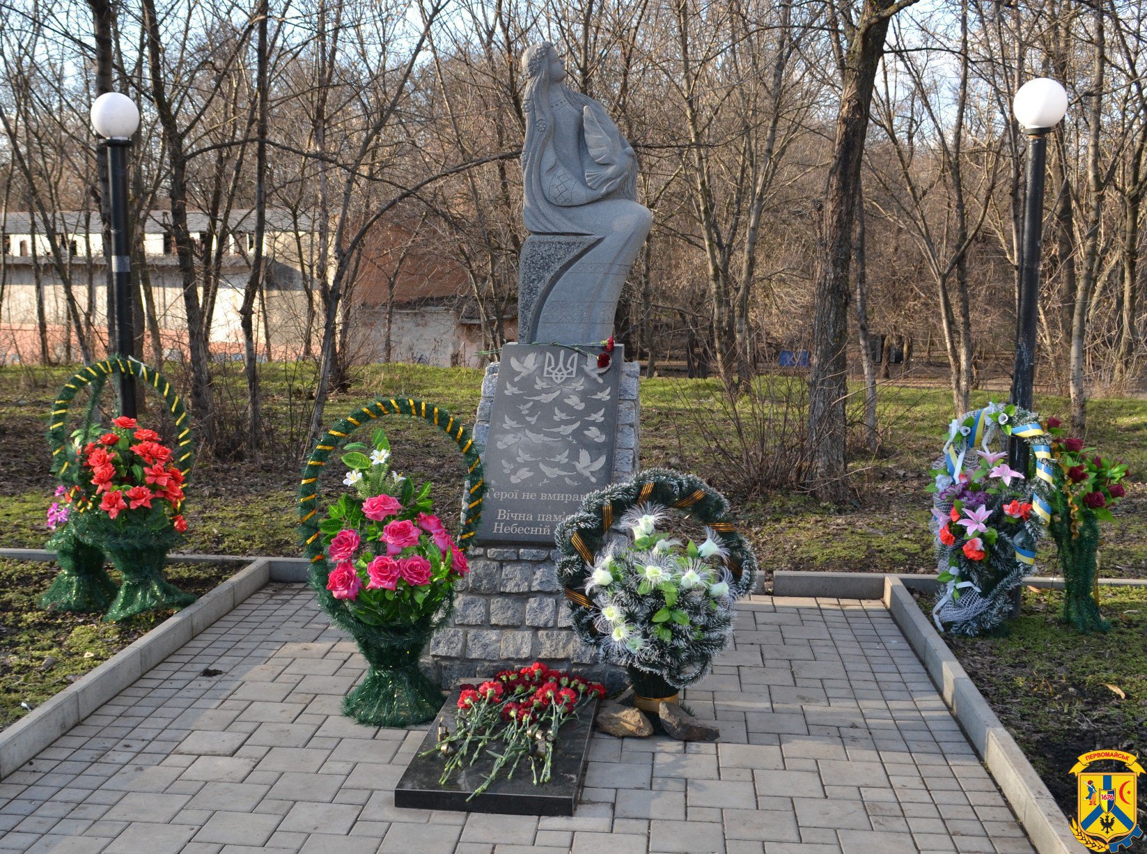 Памятник Героям Небесной Сотни в Первомайске до повреждения