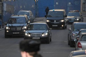 Журналист отказался убирать машину для проезда Януковича