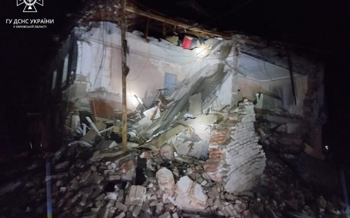 Росіяни влучили у житловий будинок на Харківщині, є загиблий та поранений