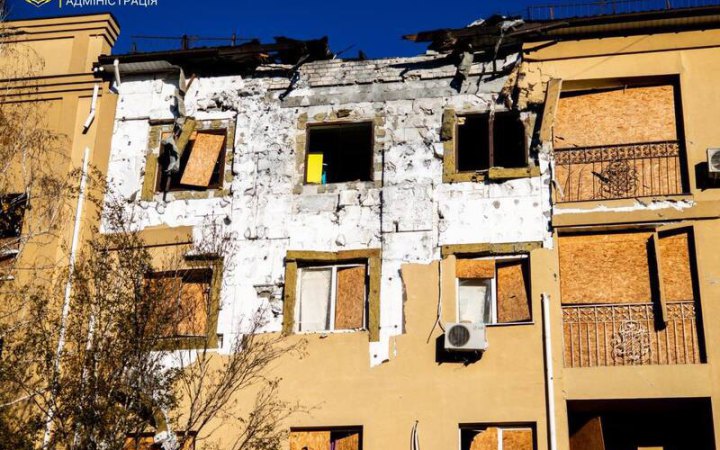 Російські удари пошкодили у Херсоні житлові будинки та заклади освіти