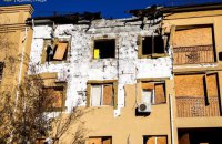 Російські удари пошкодили у Херсоні житлові будинки та заклади освіти