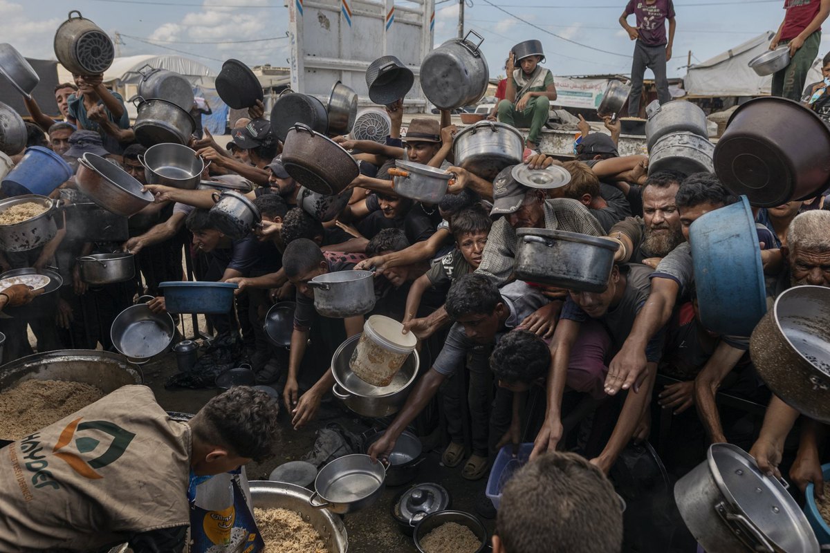 Палестинці під час роздачі їжі в таборі для переміщених Аль-Мавасі, Сектор Гази.